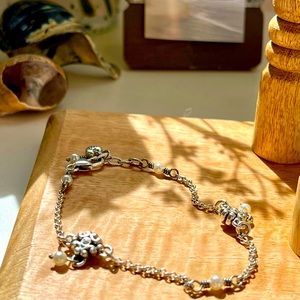 Beautiful bracelet embellished with pearls and small diamonds (costume quality)